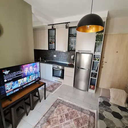 Francie's Apartment, Apartmán Tirana
