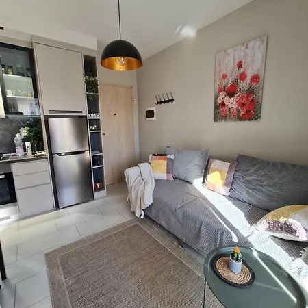 Francie's Apartment, Apartmán Tirana