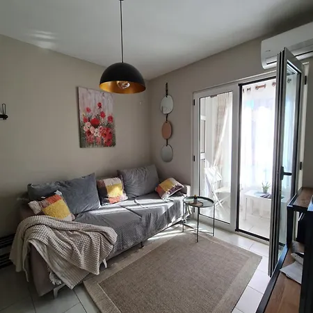 Francie's Apartment, Διαμέρισμα