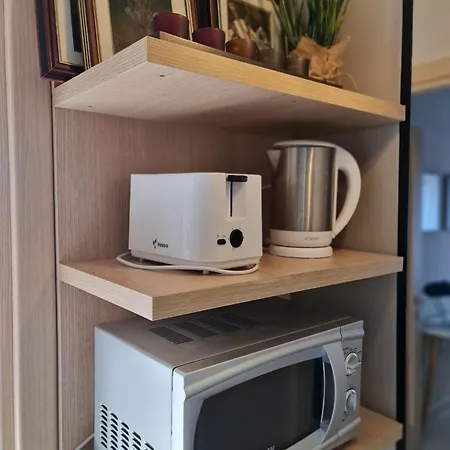 Francie's Apartment, Διαμέρισμα *