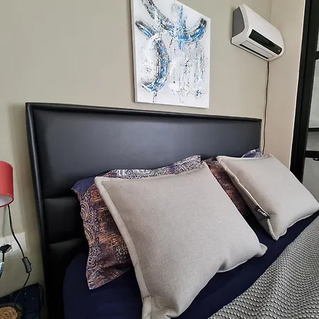 Francie's Apartment, 公寓 *