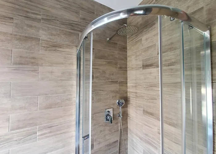 Francie's Apartment, 地拉那