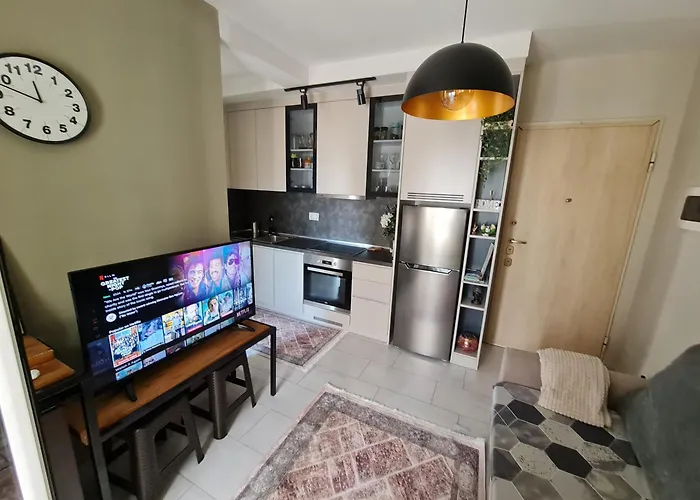 Francie's Apartment, Lägenhet Tirana