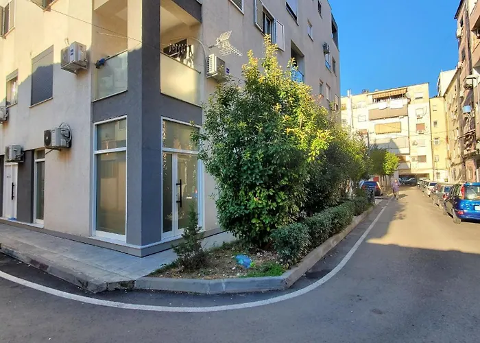 Francie's Apartment, 地拉那