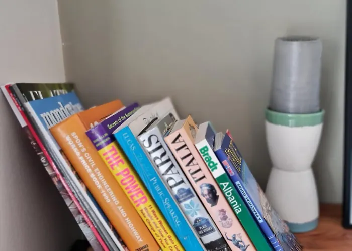 Francie's Apartment, * 地拉那