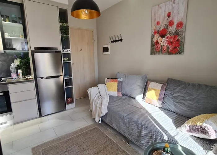 Francie's Apartment, Lägenhet Tirana