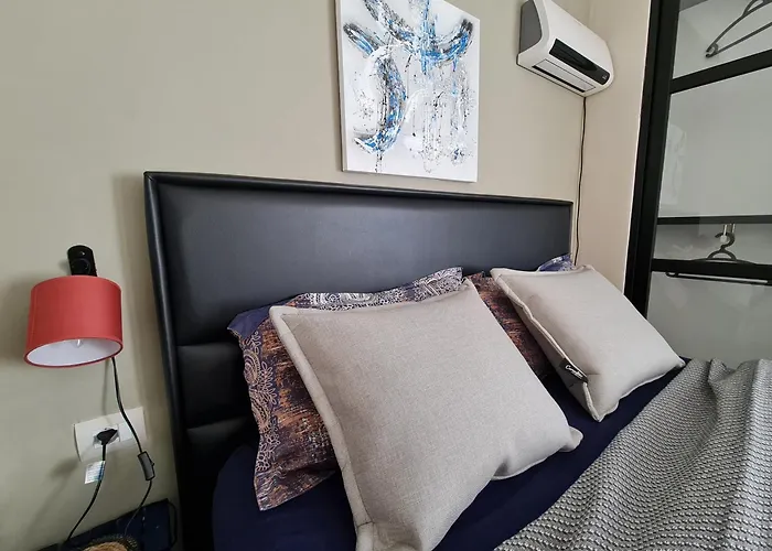 Francie's Apartment, 公寓 *